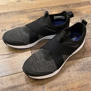 Like new! VIONIC JASPER Men’s Black Slip-on Sneaker, Size 11